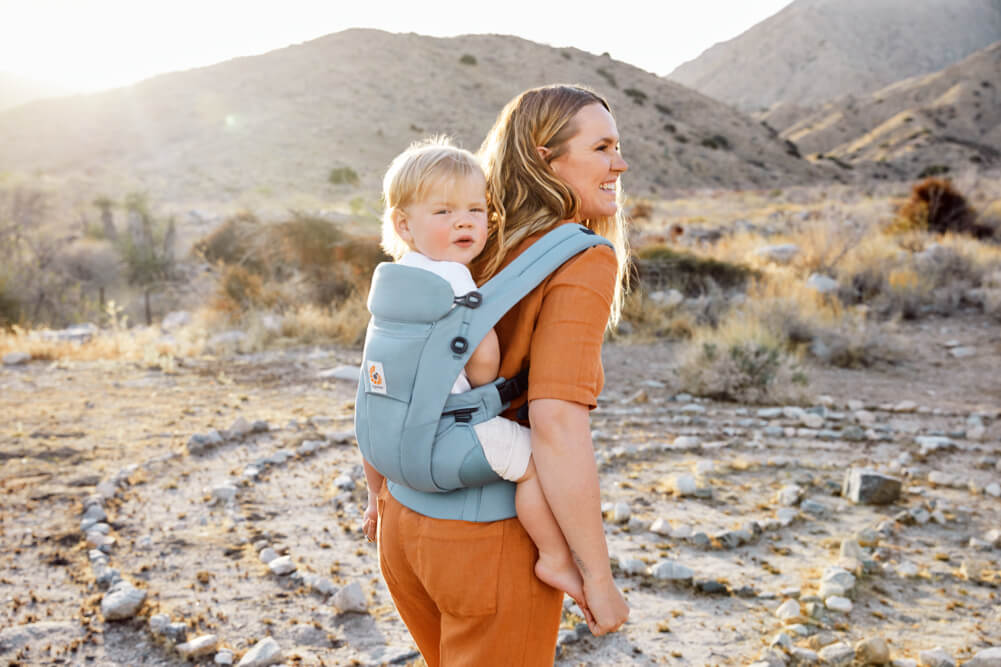 Bär på rätt sätt: Att bära barnet är bra för din rygg