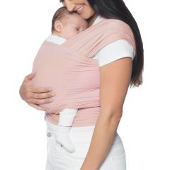 Mamma bär barnet med mage inåt i Aura Wrap Blush Pink bärsele