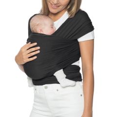 Mamma bär barnet med mage inåt i Aura Wrap Pure Black bärsele