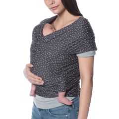 Mamma bär barnet med mage inåt i Aura Wrap Twinkle Grey bärsele